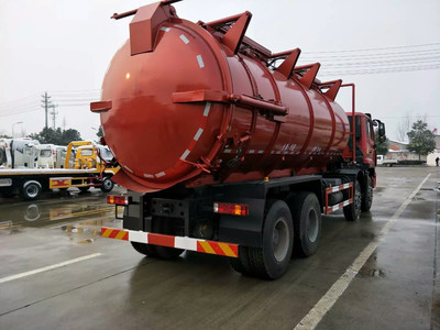 既能辦營運證又能享受免征的吸污車——新疆重汽前四后八吸污車