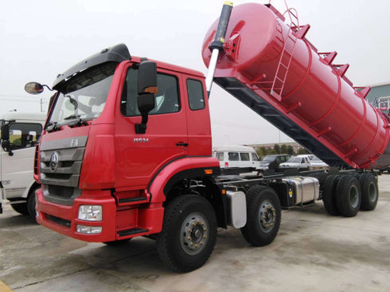 重汽豪瀚前四后八20.4方吸污車 高效環衛作業的可靠伙伴